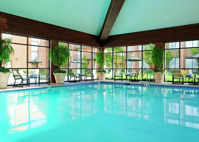 East Syracuse Hotels With Jacuzzi in Room