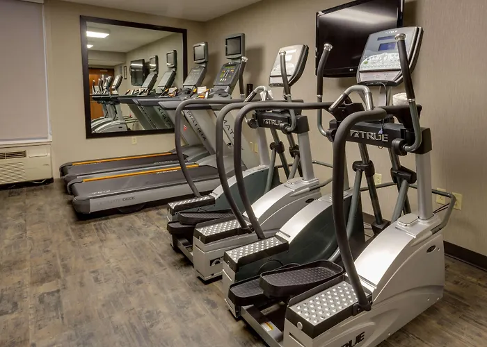 Dyersburg Hotels With Jacuzzi in Room