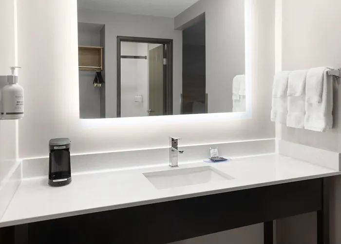 Mansfield Hotels With Jacuzzi in Room