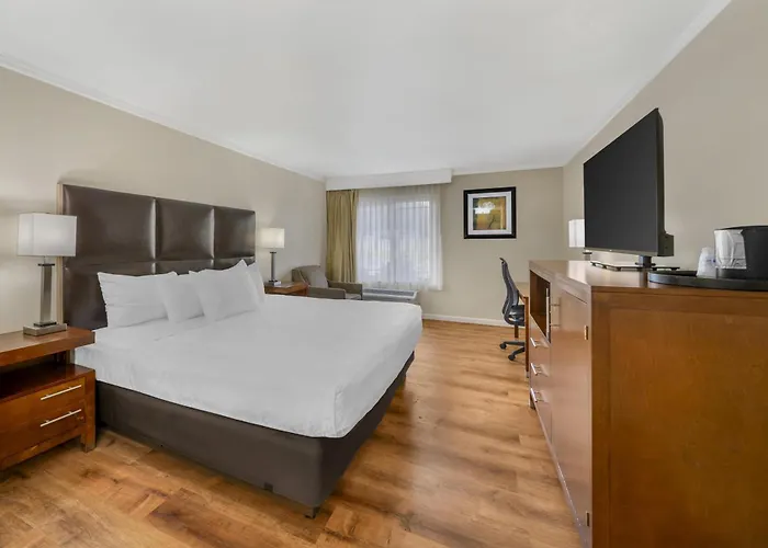 Crescent City Hotels With Jacuzzi in Room