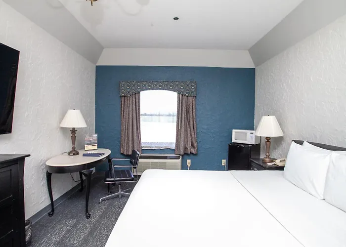 Decatur Hotels With Jacuzzi in Room