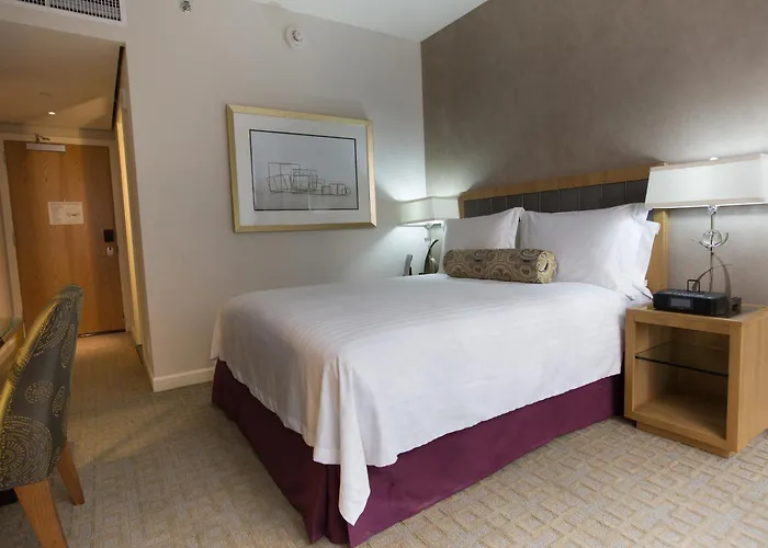 New Rochelle Hotels With Jacuzzi in Room