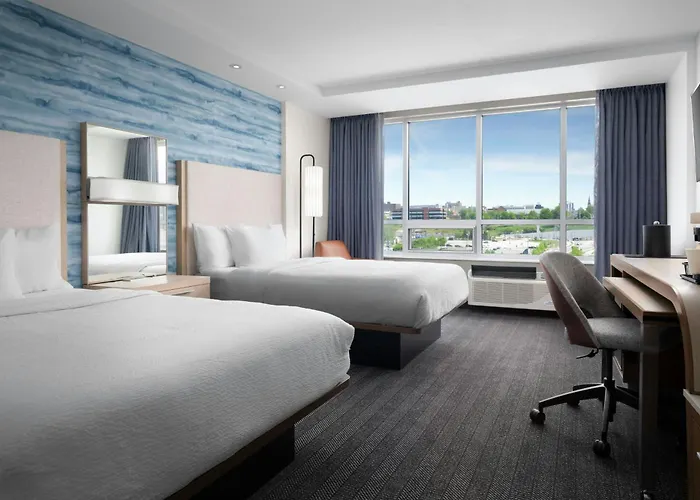 Erie Hotels With Jacuzzi in Room